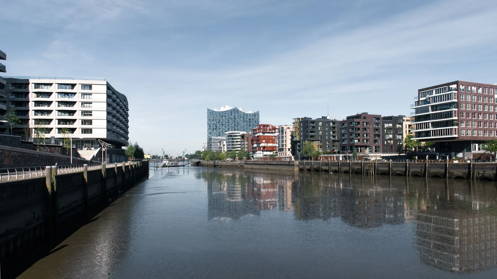 Moderne Glasarchitektur der Hamburger HafenCity entlang des Kanals
